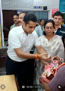 कलेक्टर ने रानी दुर्गावती चिकित्सालय में बच्चों को पोलियो की दवा पिलाकर किया अभियान का शुभारंभ.
