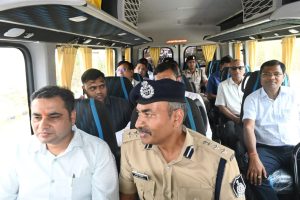 सरकारी वाहन छोड़ ट्रैवलर से पहुंचे कलेक्‍टर-एसपी और सभी अधिकारी